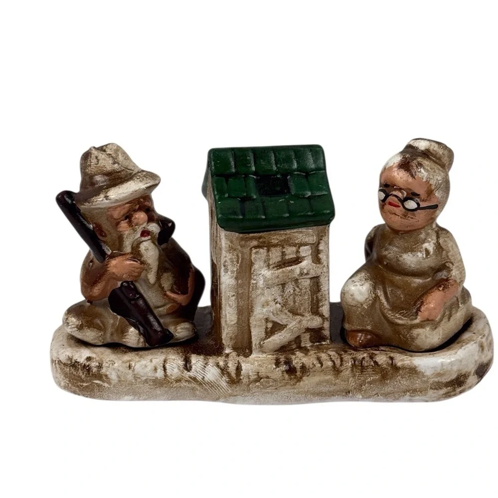 Charming Ceramic Salt & Pepper Ma & Pa Outhouse Figurine/Green Roof EUC Vintage